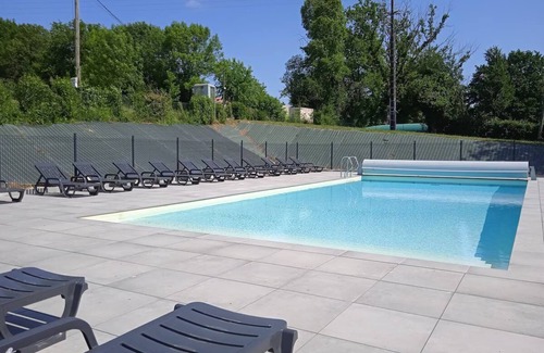 Prailles RV Rental | Relaxing Country Estate: Tennis, Pool, and Nature. Near Marais Poitevin