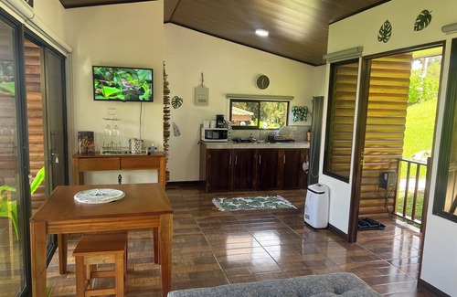 San Ramon Cabin | Relaxing cabin surrounded by an abundance of nature/Un lugar de paz y privacidad