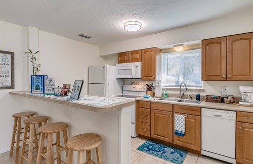 Cocoa Beach House | Relaxing Cottage blocks to Downtown, Beach, & River~Kayaks & bikes are provided!
