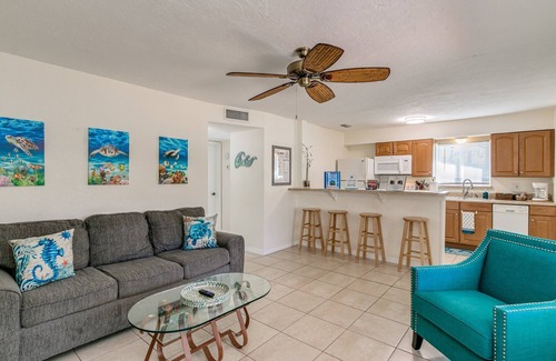 Cocoa Beach House | Relaxing Cottage blocks to Downtown, Beach, & River~Kayaks & bikes are provided!