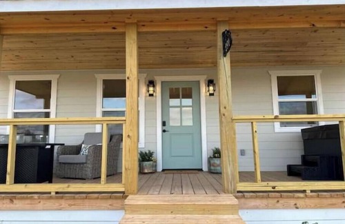 Fredericksburg Cottage | Relaxing cottage with private hot tub and firepit in the heart of wine country