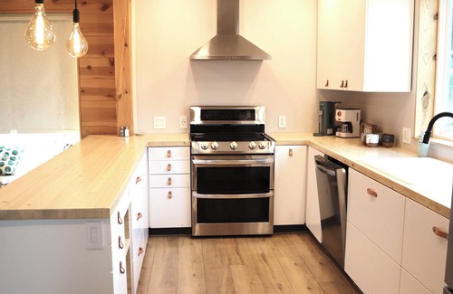 Larkspur House | Relaxing Countryside Escape, entire home on private Land with Hot Tub