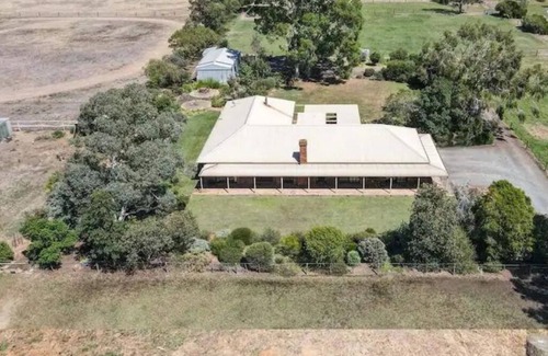 Kialla House | Relaxing Family Farmstay 7 minutes to Shepperton CBD