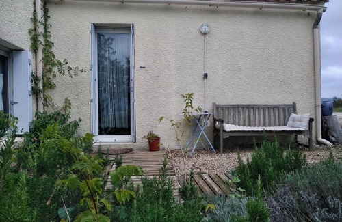 Notre-Dame-de-Londres House | Relaxing stay facing the Peak