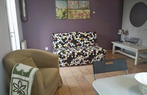 Notre-Dame-de-Londres House | Relaxing stay facing the Peak