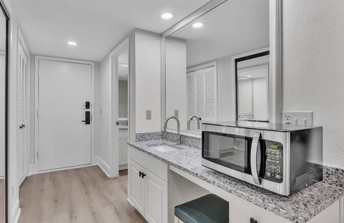 Wesley Chapel Condo | Relaxing Golf & Tennis Studio w/Scenic Views, Patio, & Easy Access to Top Attractions – Book Now!