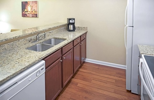 Berkeley Hotel | Relaxing Hideaway! w/Onsite Swimming Pools, Sports Courts, Free Parking!