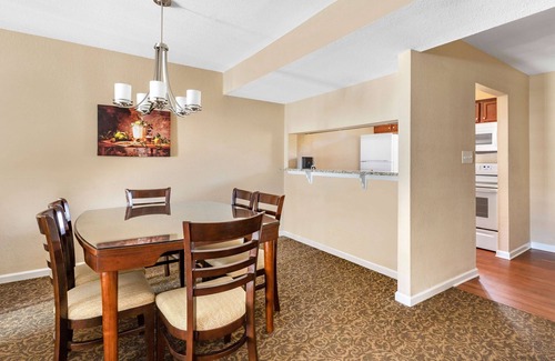 Berkeley Hotel | Relaxing Hideaway! w/Onsite Swimming Pools, Sports Courts, Free Parking!