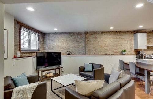 North Center Apartment | Relaxing in Ravenswood - This Neighborhood is Great for Any Group and Close to Everything! by AllSet Turnover