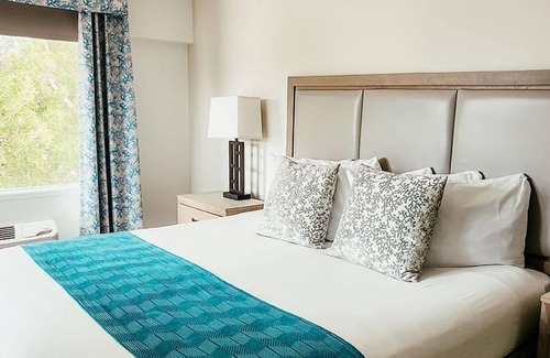 Key Largo Hotel | Relaxing King Stay w/Sunset Views! Pet Friendly, Free Parking!