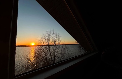 Scugog Cottage | Relaxing Lake Scugog Cottage – Stunning Sunsets, Great Fishing place!
