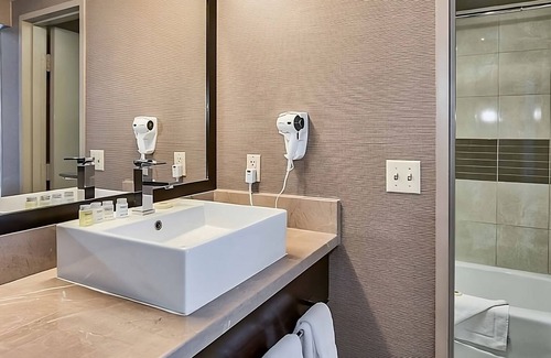 Downtown Las Vegas Hotel | Relaxing Location and Accommodation! Free Parking, Pool, Near Neon Museum