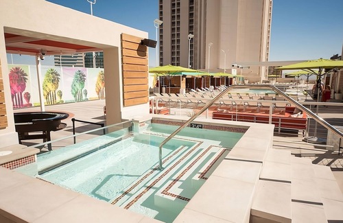 Downtown Las Vegas Hotel | Relaxing Location and Accommodation! Free Parking, Pool, Near Neon Museum