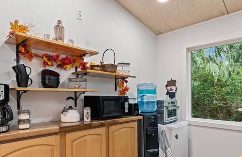 McKenna Apartment | Relaxing, Magical Forest Tiny Home - Fully Fenced