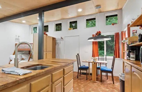 McKenna Apartment | Relaxing, Magical Forest Tiny Home - Fully Fenced