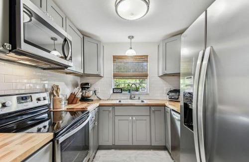 Mount Plymouth House | Relaxing Modern Home Sleeps 6 Pool BBQ Firepit