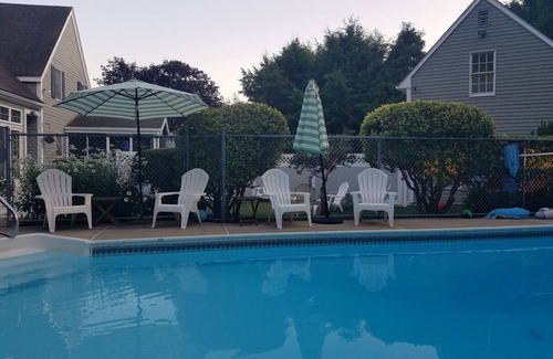 Haversham House | Relaxing private poolside retreat 5 minutes from the beach!