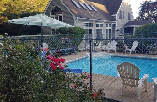 Haversham House | Relaxing private poolside retreat 5 minutes from the beach!