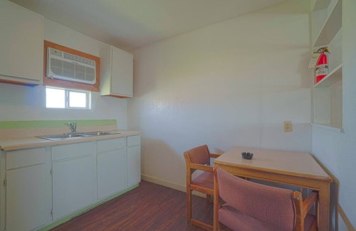 North Beach Hotel | Relaxing Queen Room by USS Lexington – Pet Friendly w/Free Parking