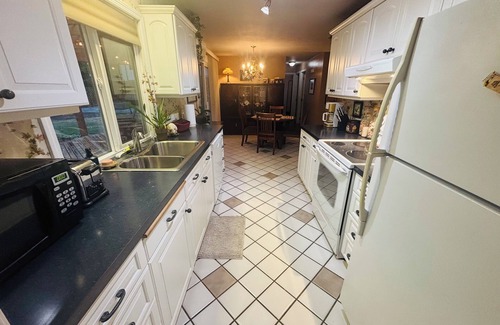 Lakewood House | Relaxing Rancher with Fire-Pit Ferns and Firs Lakewood