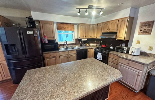 Berkeley Springs Cabin | Relaxing & Rejuvenating Retreat w/Hot tub, Pool, Sauna, & Games for family+pets