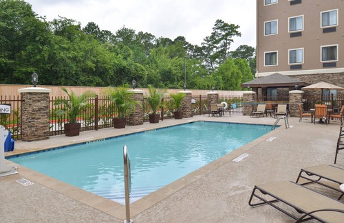 Tomball Condo | Relaxing Retreat in Tomball! Shared Outdoor Pool + Free Breakfast