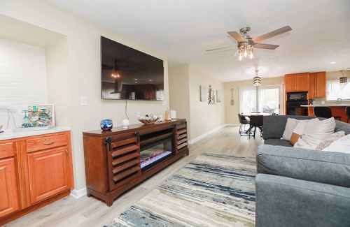 Hampton House | Relaxing Riverfront Getaway in Philips Lake