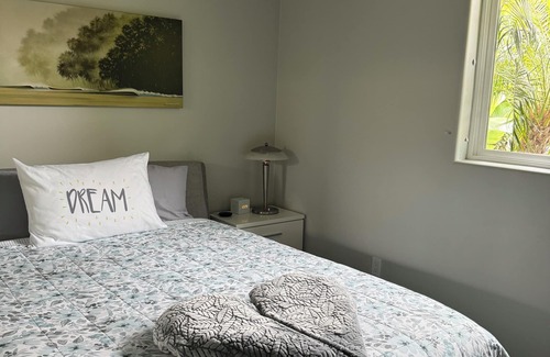 South Oceanside House | Relaxing, Romantic, and Fun! Private, Quiet, and Less than a mile to the Ocean!