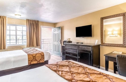 Flagstaff Hotel | Relaxing Room Ideal for Budget-Friendly Stay | Free Parking & Breakfast