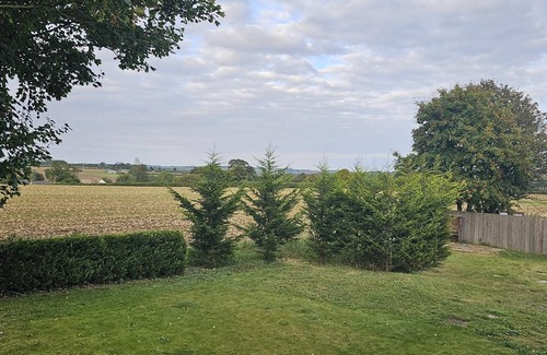 Longdon Apartment | Relaxing Room With Ensuite Rutland Point