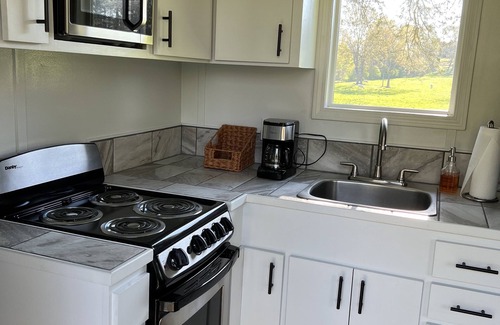 Sebastopol Cottage | Relaxing rural retreat near Philadelphia, MS Congress of Country Music!