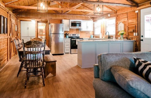 La Grange Cabin | Relaxing, Rustic Cabin on the Lake