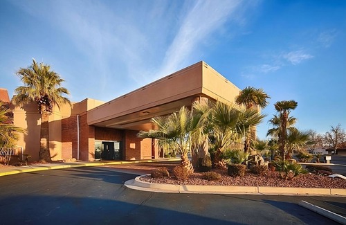 St. George Hotel | Relaxing Stay at Red Lion Hotel St. George! Free breakfast, Pool, Restaurant!