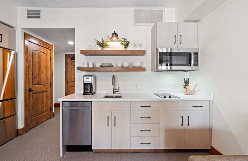 Tamarack Apartment | Relaxing Studio with Balcony