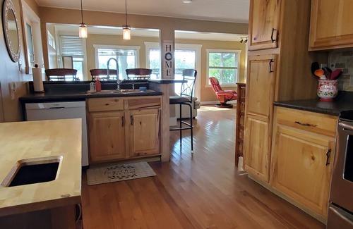 King Cottage | Relaxing Taylor Lake Retreat directly on the Chain of Lakes