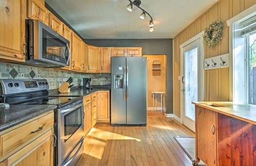 King Cottage | Relaxing Taylor Lake Retreat directly on the Chain of Lakes