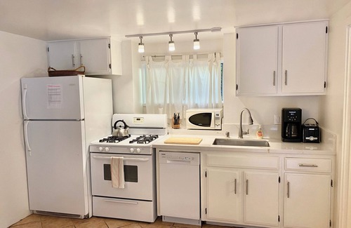 Topanga House | Relaxing Topanga getaway: remodeled kitchen/bath, pool, Jacuzzi, close to beach!