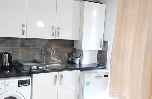 Alibon House | Remaj Service Accommodation, Sleep 7