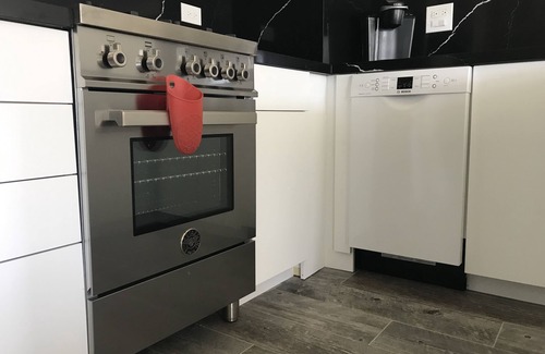 Pacific Heights Apartment | Remodeled 2-BR Pacific Heights,SF Gem with Deck in Historic 1883 Building