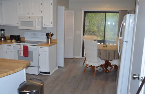 Daleville Apartment | Remodeled apartment one minute to Fort Novosel gate. Short or Long-term stays!