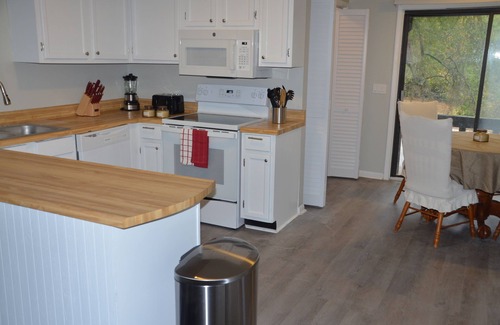 Daleville Apartment | Remodeled apartment one minute to Fort Novosel gate. Short or Long-term stays!