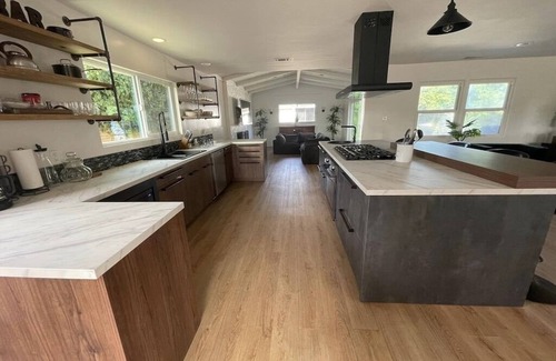 South Oceanside House | Remodeled cozy family surf house with jacuzzi and pool located near the beach!