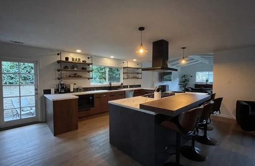 South Oceanside House | Remodeled cozy family surf house with jacuzzi and pool located near the beach!