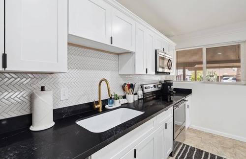 Village Grove House | Remodeled Gem w/bocceball - 8 Minutes to Oldtown