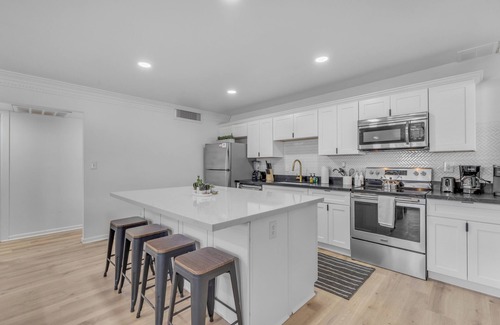 Village Grove House | Remodeled Gem w/bocceball - 8 Minutes to Oldtown