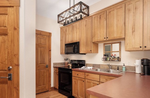 Granby Condo | Remodeled Granby Ranch Condo - King Bed, Firepit, Walk to Lifts