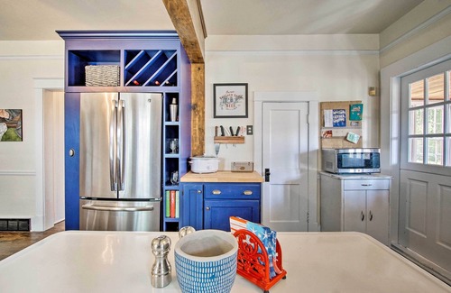 Liberty House | Remodeled Historic Farmhouse ~ 20 Mi to KC!