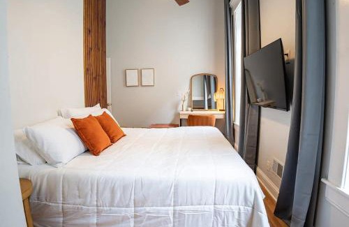 Phoenix Hill House | Remodeled Modern Home - private backyard & games!