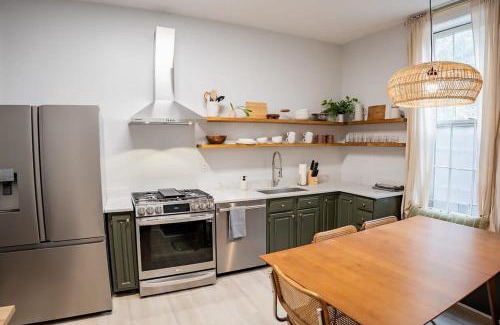 Phoenix Hill House | Remodeled Modern Home - private backyard & games!