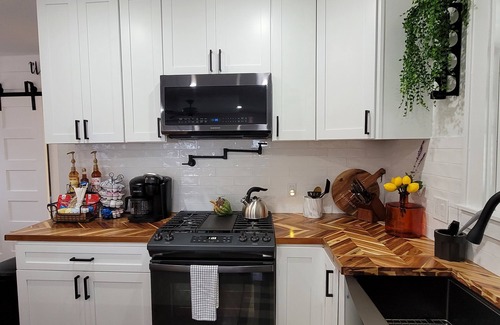 Galveston Cottage | Remodeled, modern,🔥Pit, 💜Close to everything!STRAND, BEACH, CRUISE🛳 MidTown